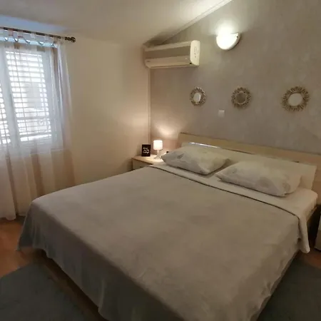 Adrian Apartament *
